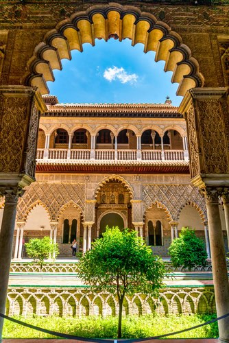 Maurische Architektur des schönen Schlosses Real Alcazar in Sevilla