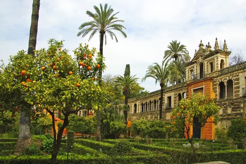Blick auf den Garten im Alcazar von Sevilla, Spanien